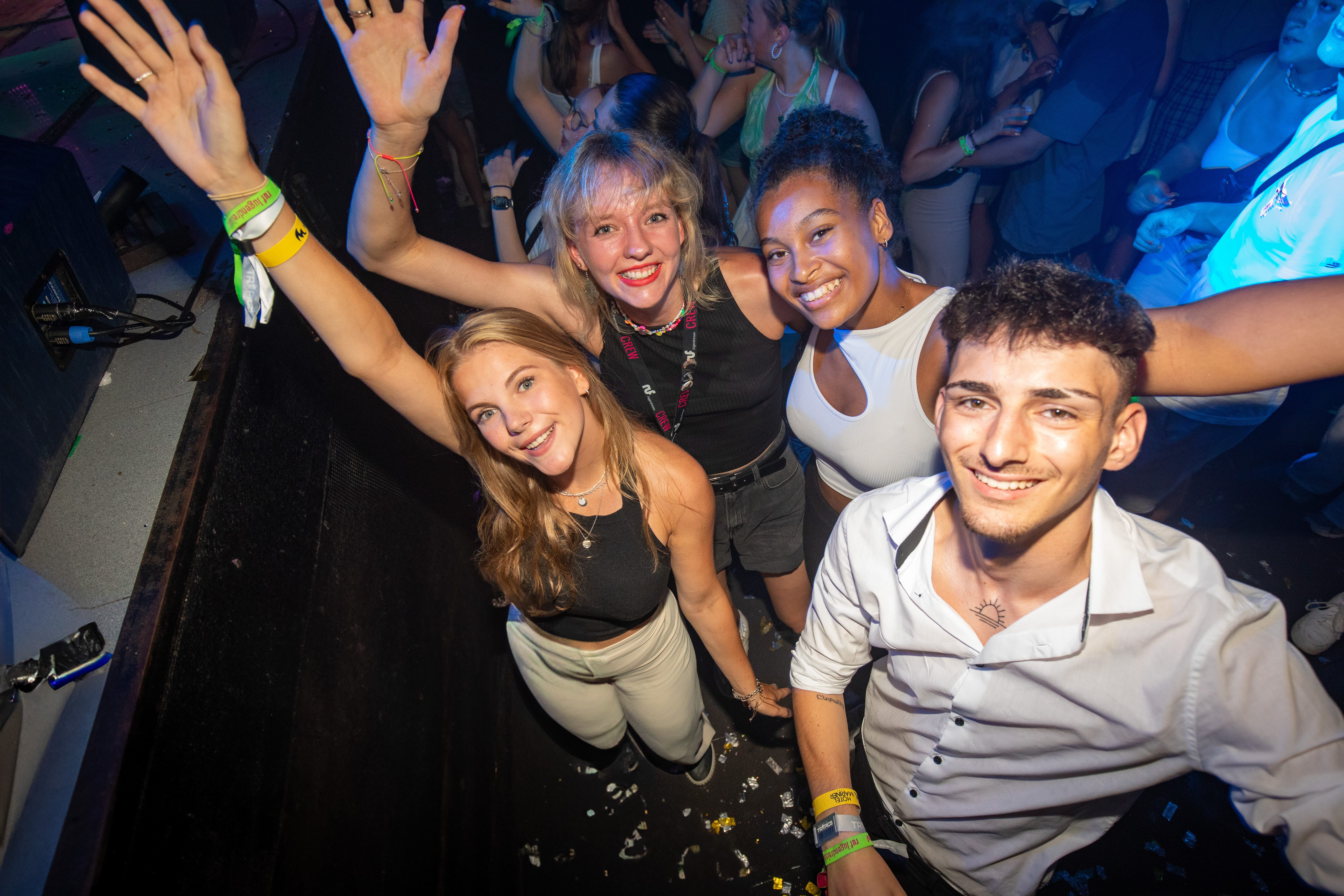 Gäste mit Teamerin im Club