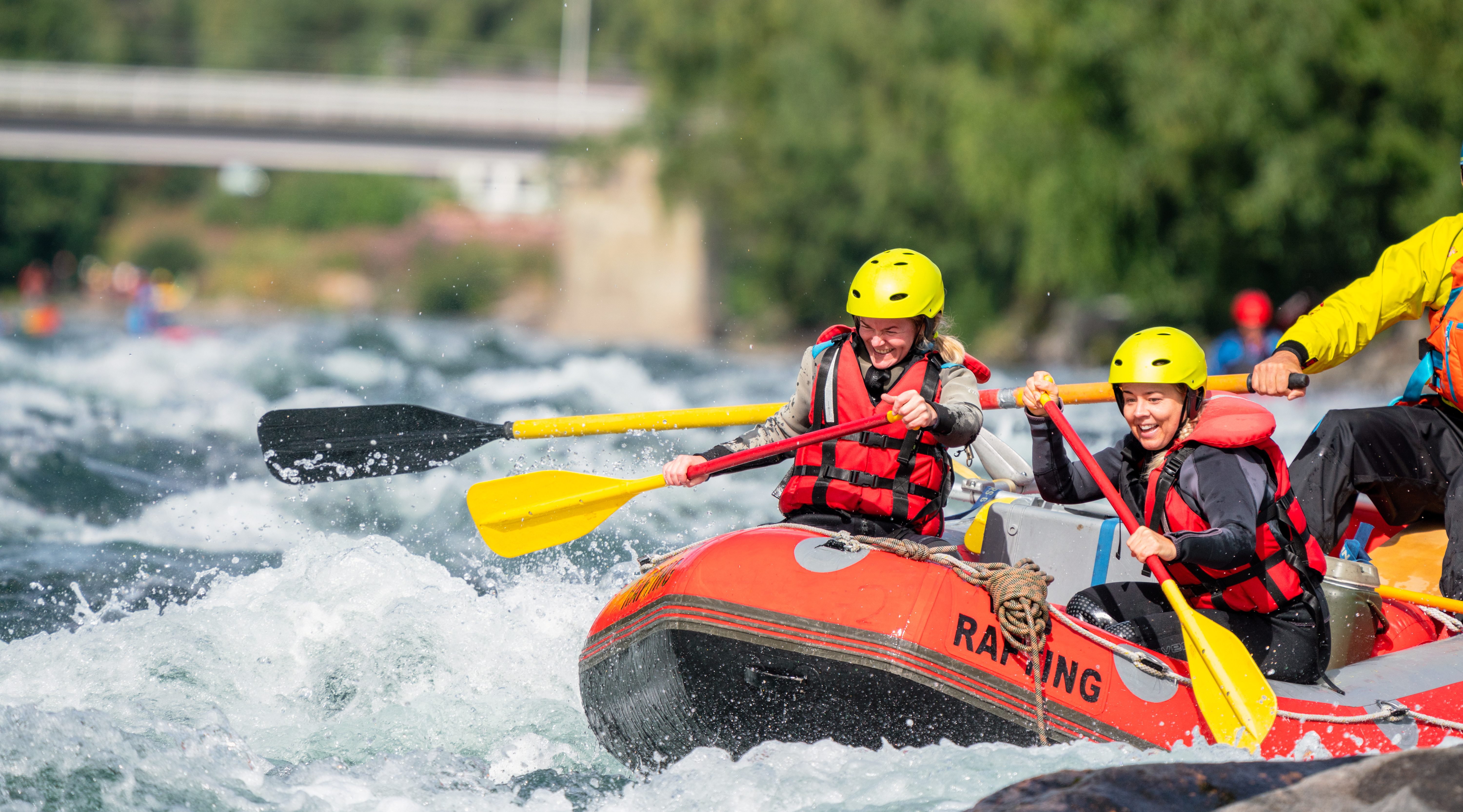 Mädels auf dem Rafting Boat