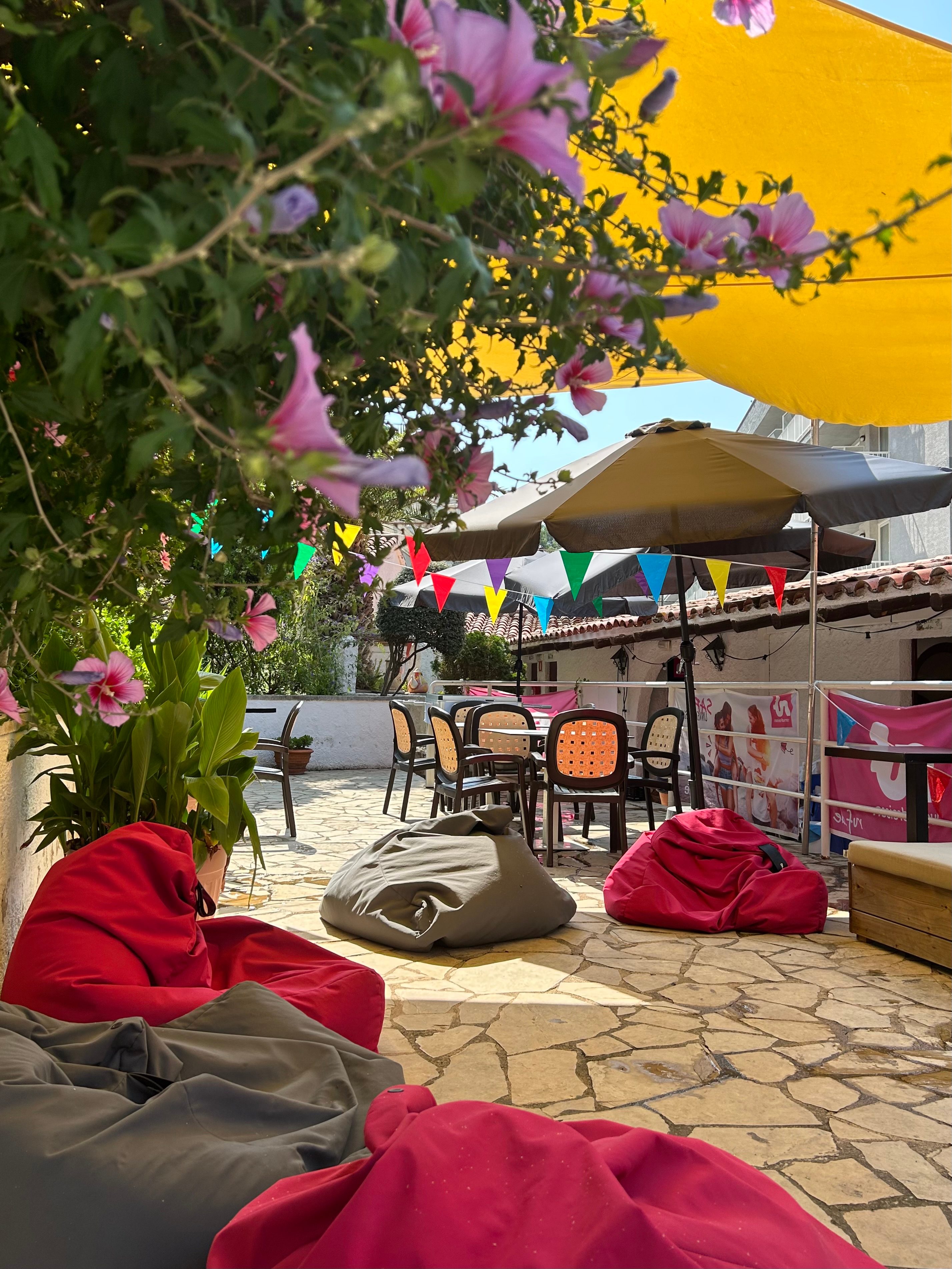 Bungalowclub Außenbereich mit Stühlen und Sitzsäcken