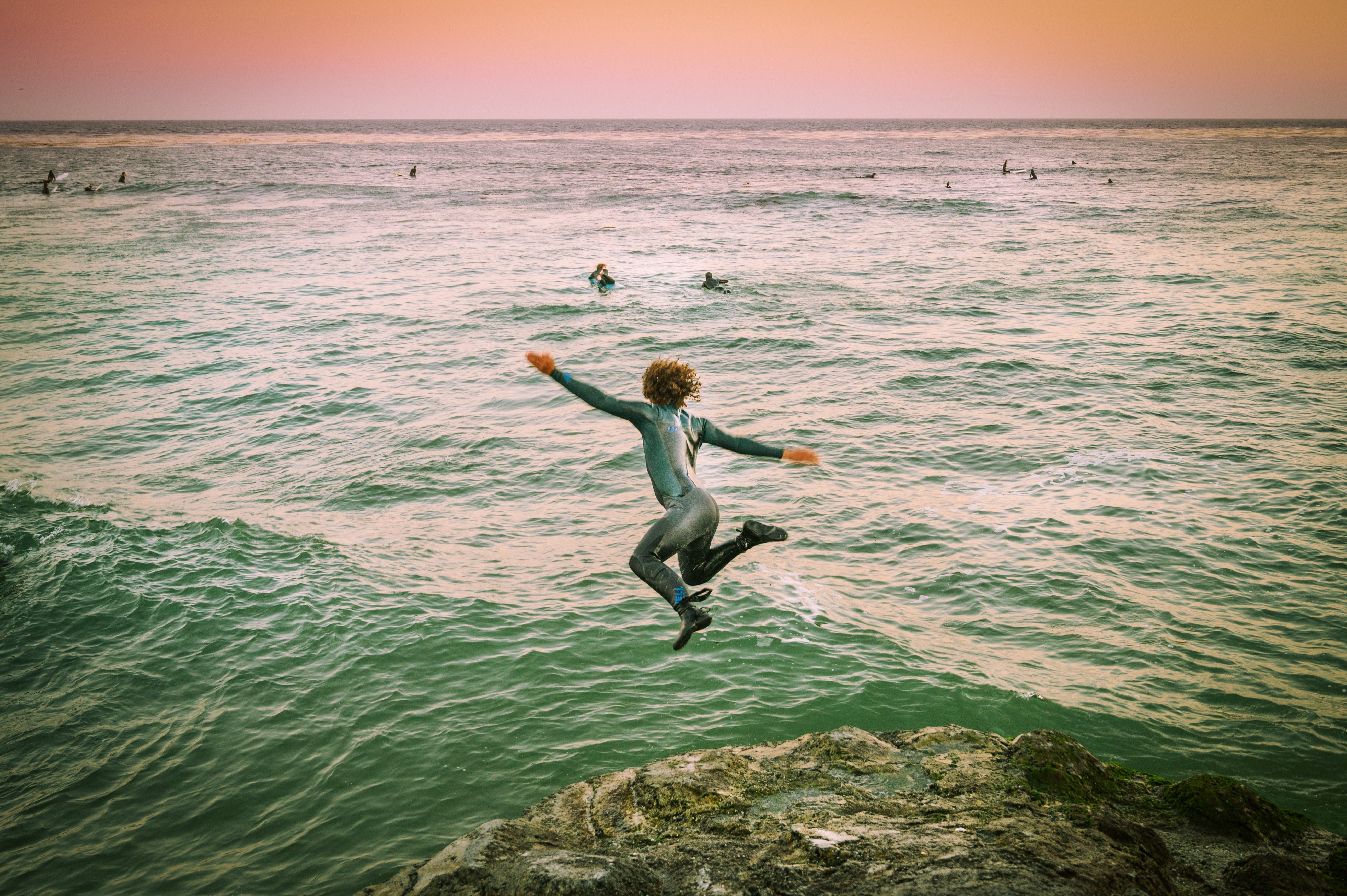 Gast beim Klippenspringen