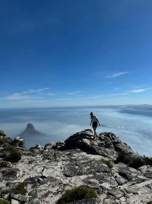 Steinweg mit Aussicht über bewölkte Stadt