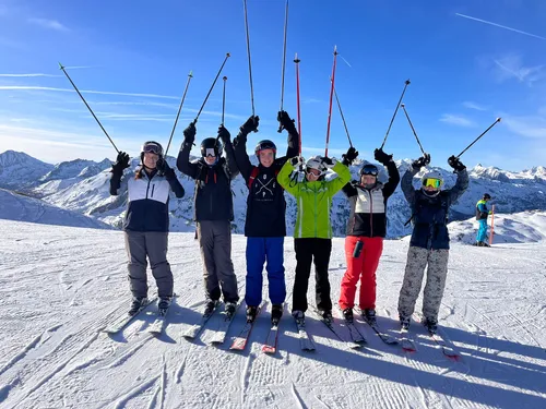 Gruppenbild auf Skiern