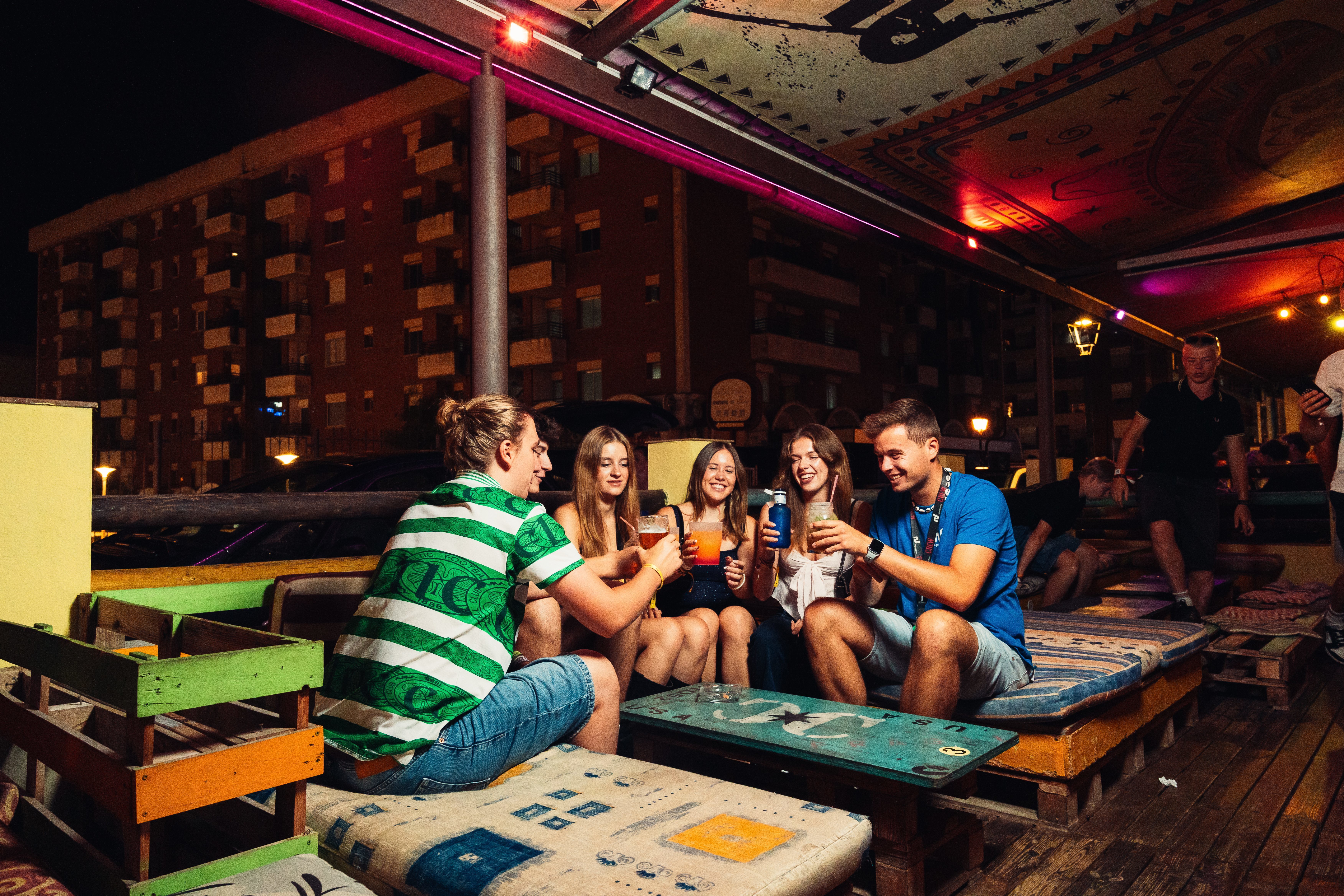 ruf Gäste in einer Bar