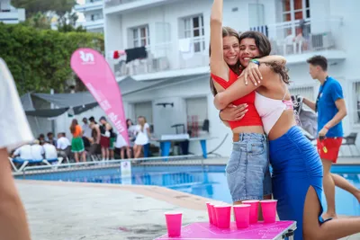 Gäste spielen Bierpong