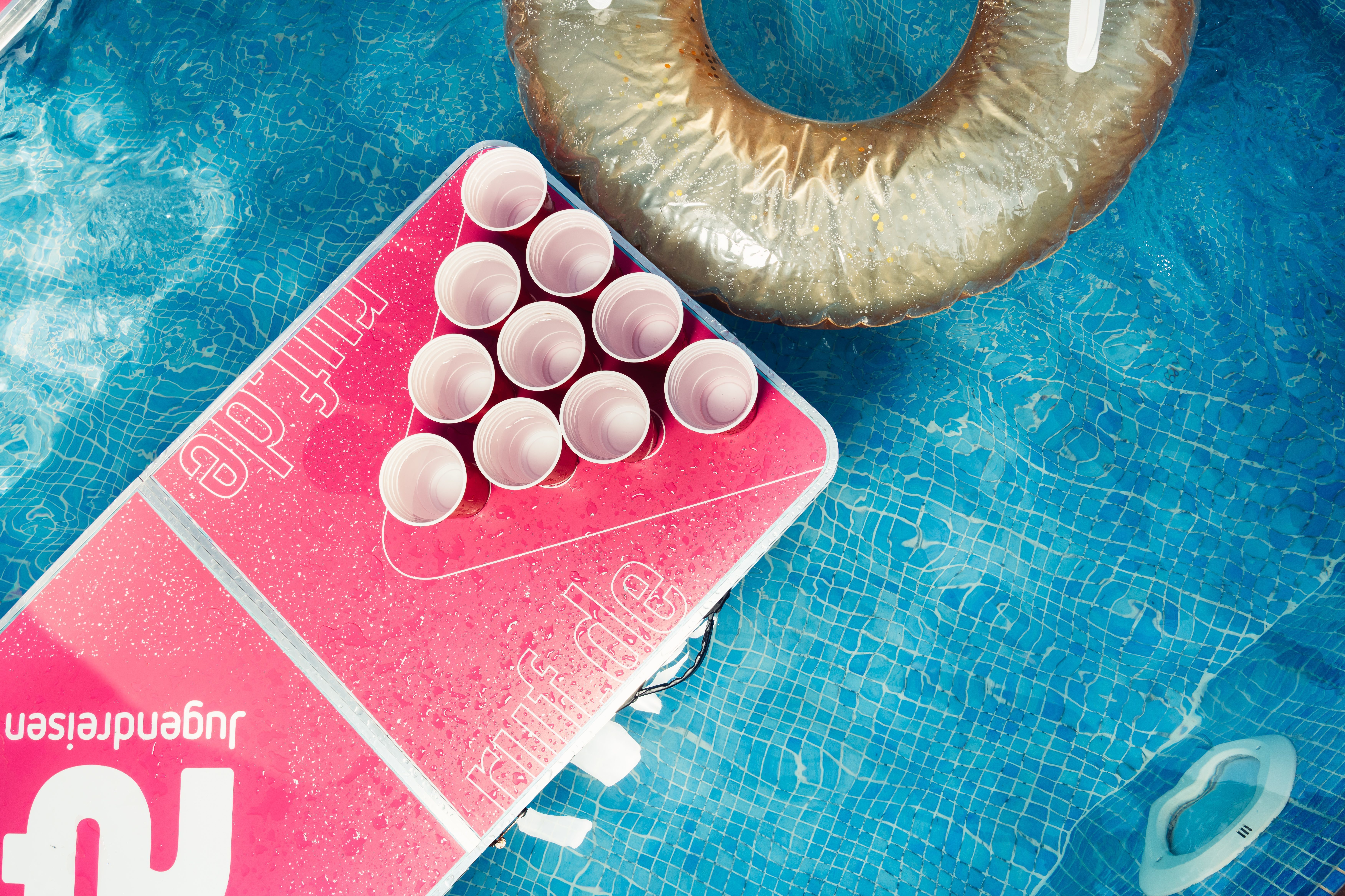 Beerpong im Pool