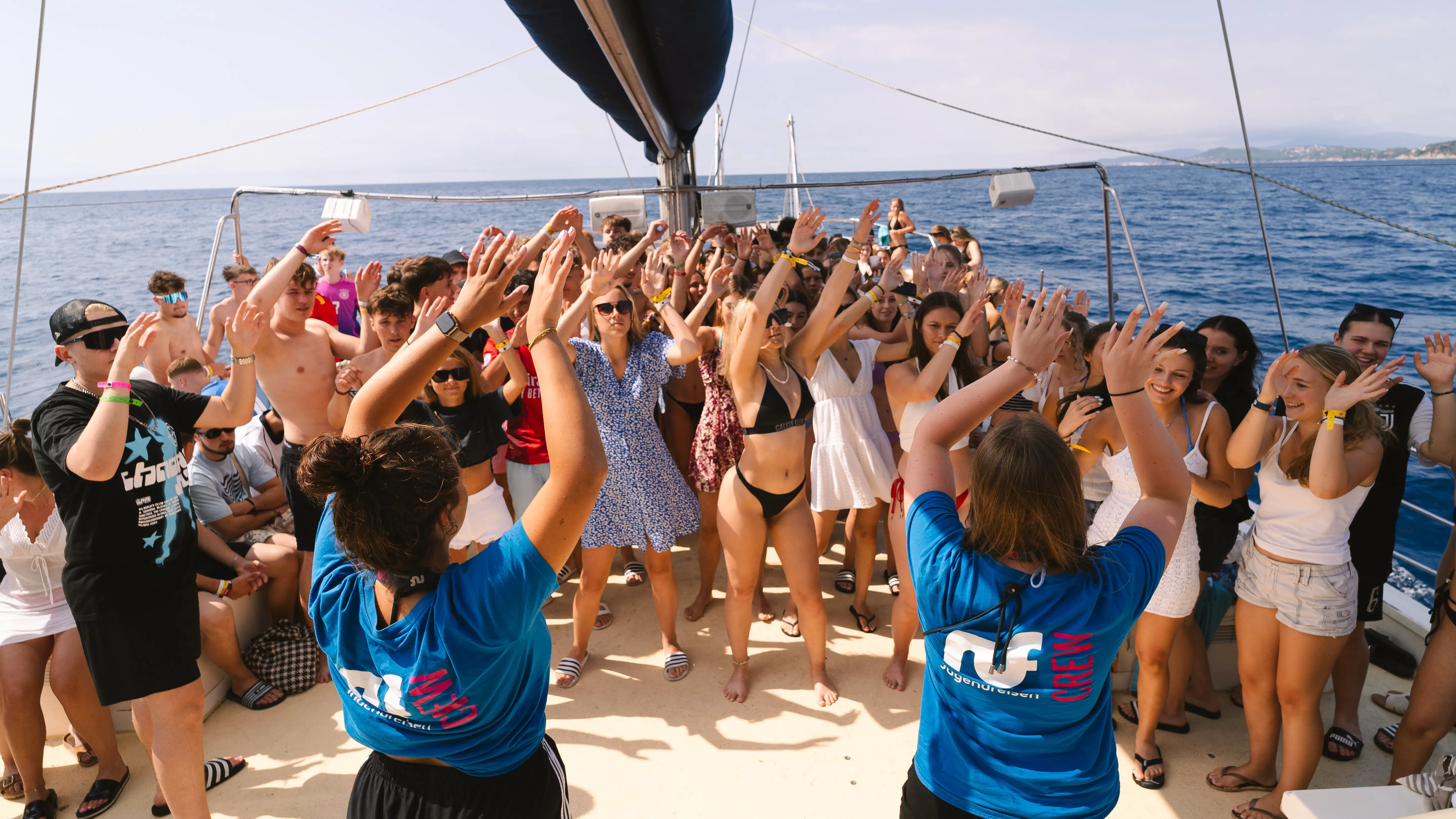 Jugendliche tanzen beim Catamaran Sunset Cruise