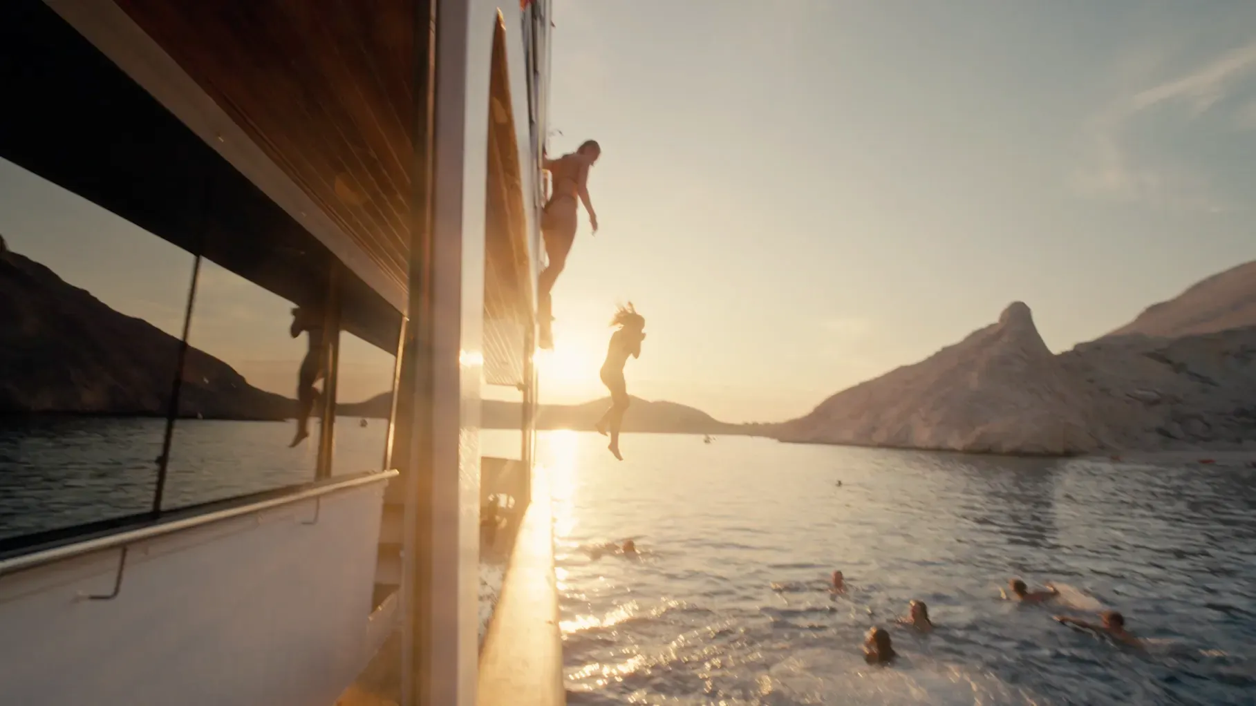 Jugendliche springen ins Meer
