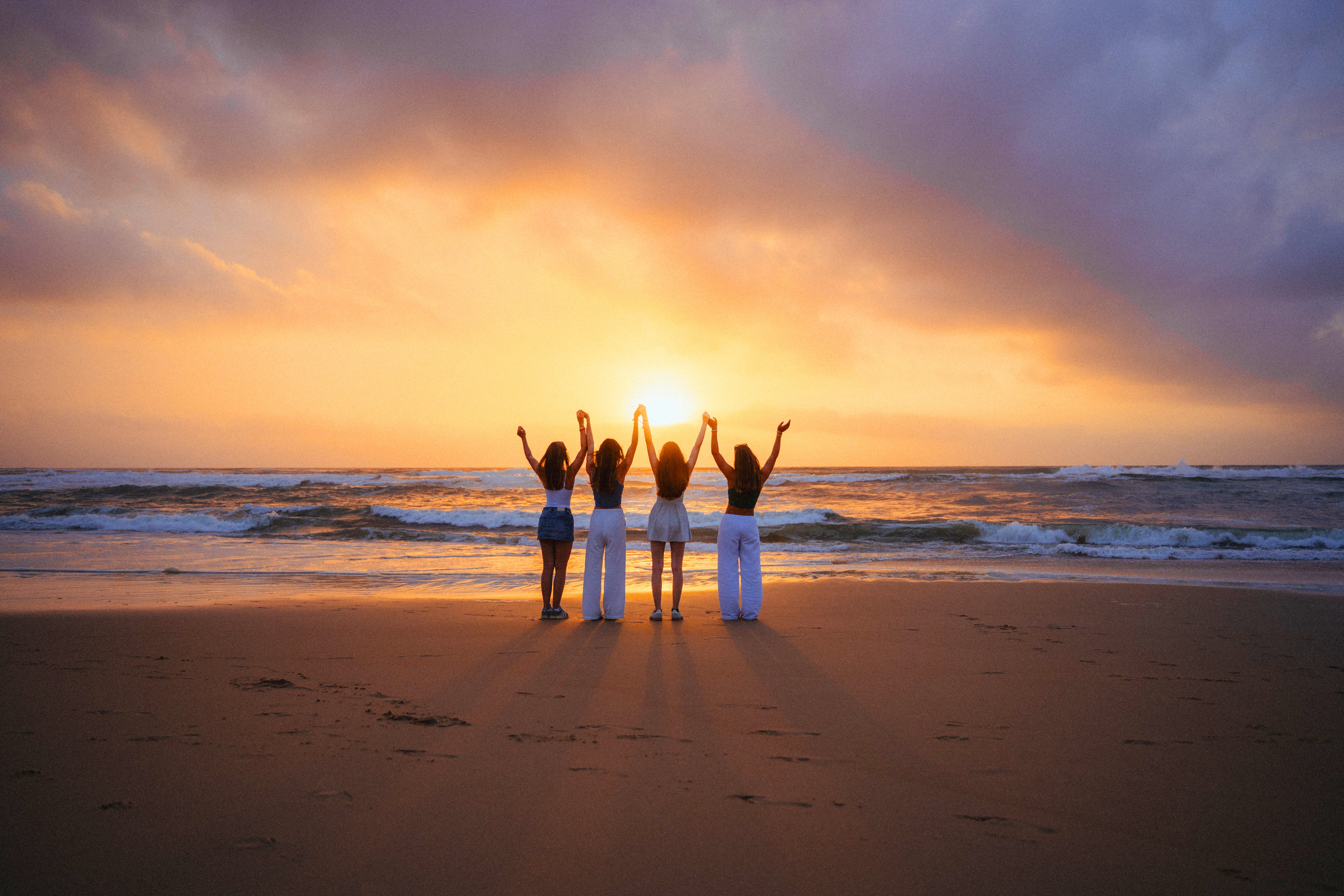 Gäste am Strand beim Sonnenuntergang