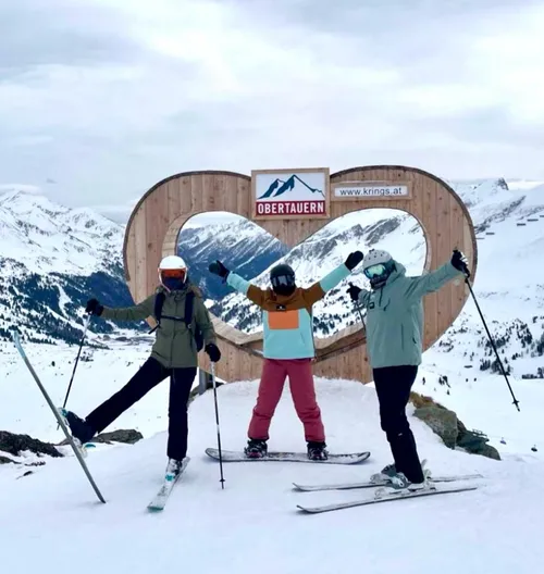 Gruppenbild vor dem Obertauern Herz Fotospot