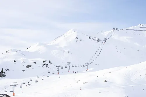 Der Sessellift in Obertauern über den schneeweißen Bergen