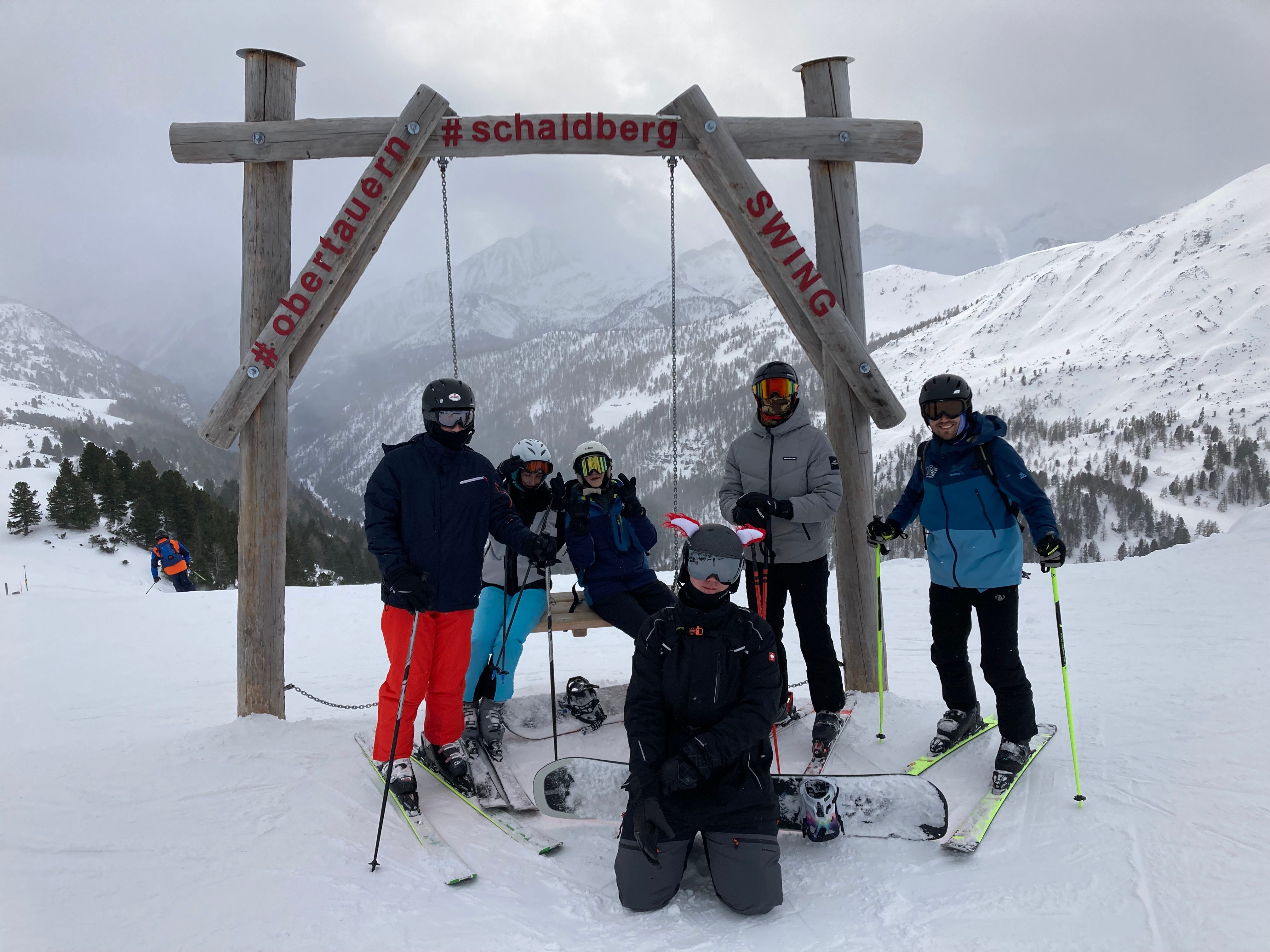Gäste auf Skiern posen für ein Gruppenfoto 