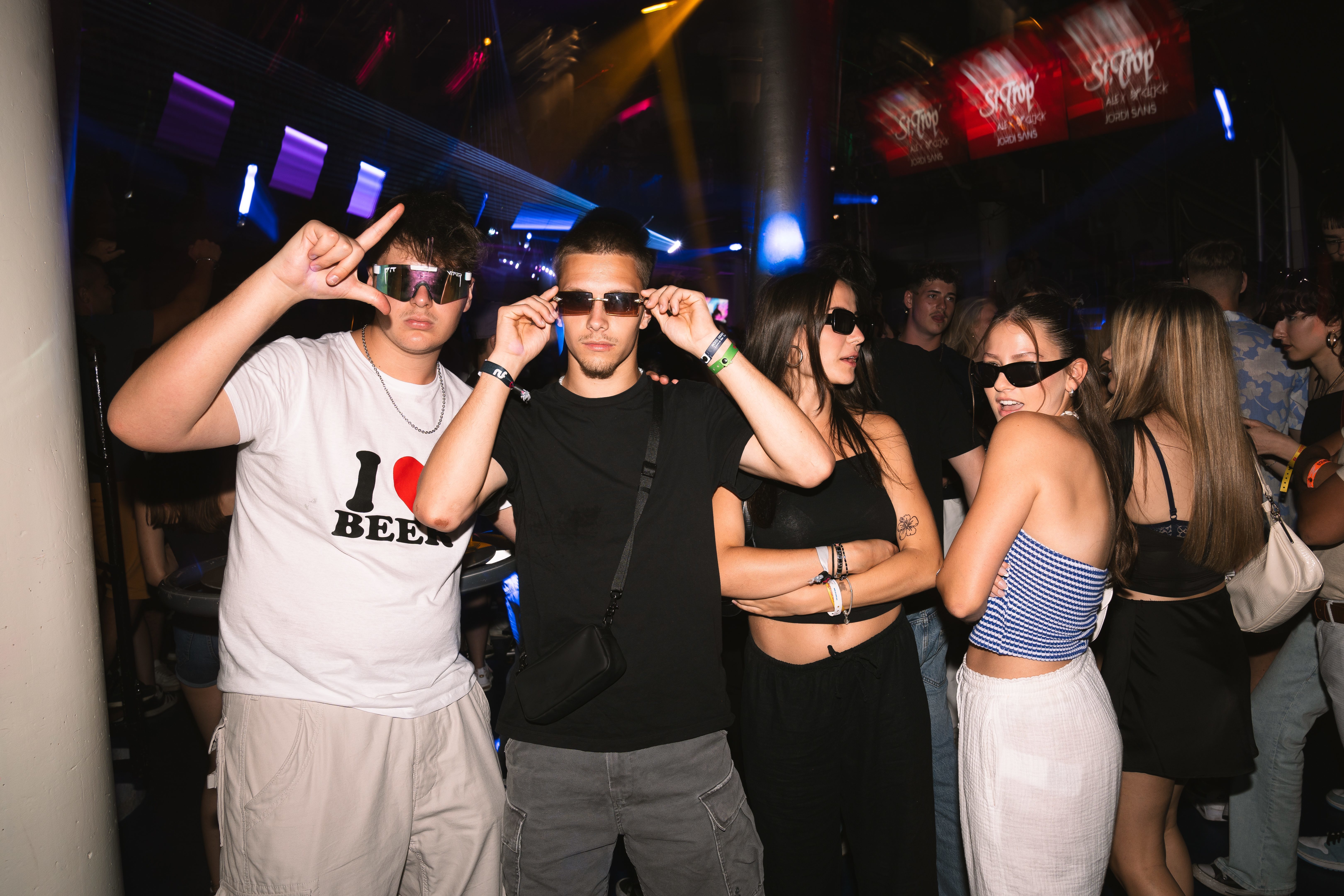 Gäste mit Sonnenbrille im Club