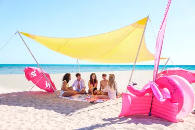 Reisegäste am Strand