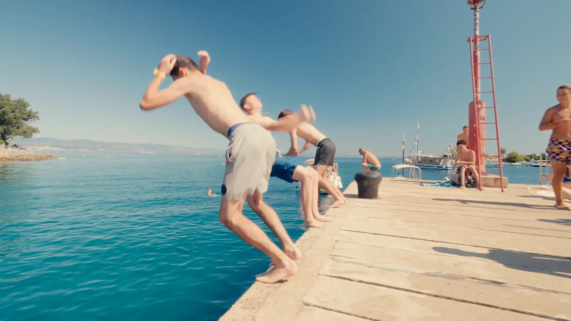 Jugendliche springen ins Meer