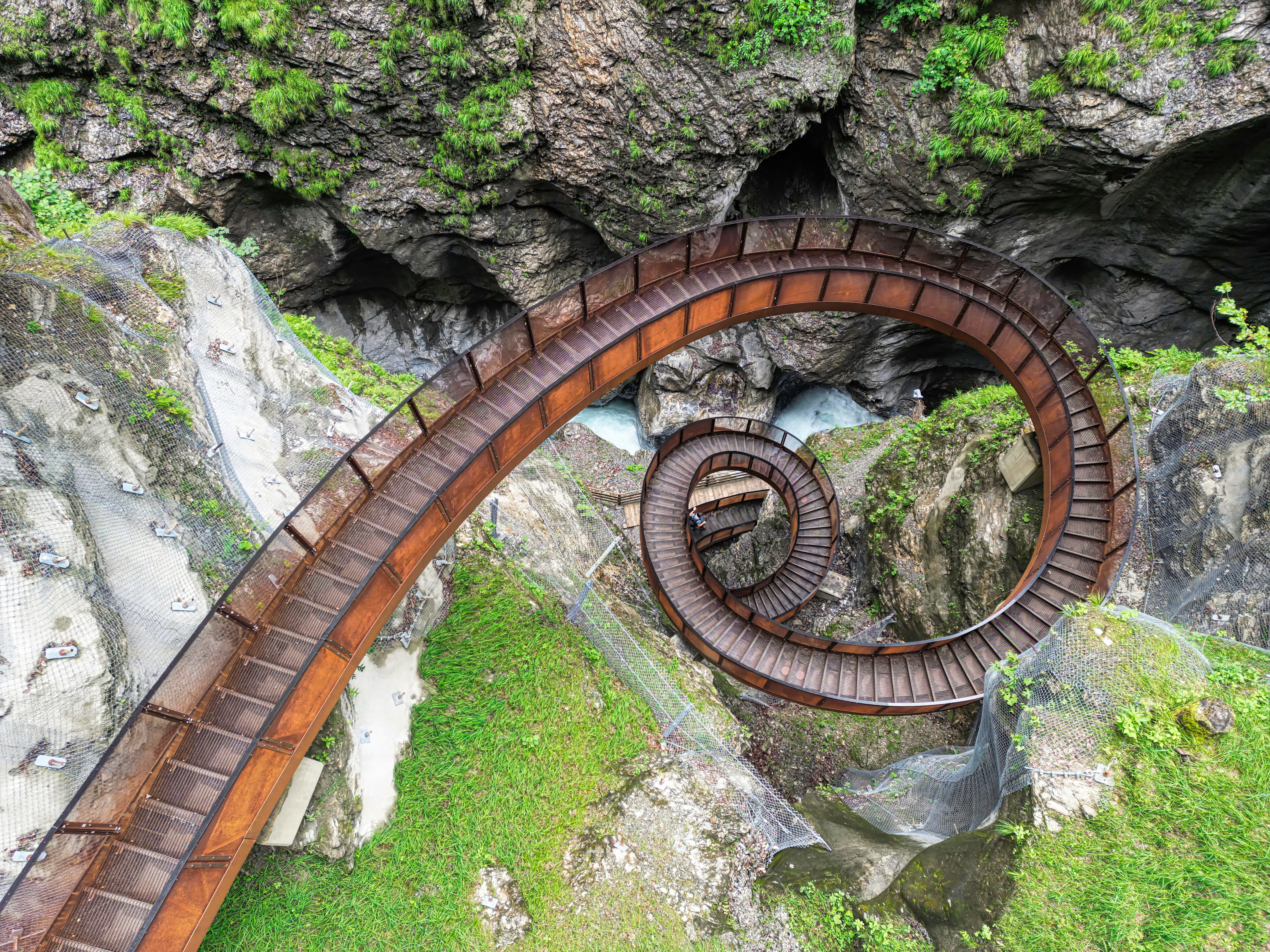 Wendeltreppe nach unten in eine Schlucht