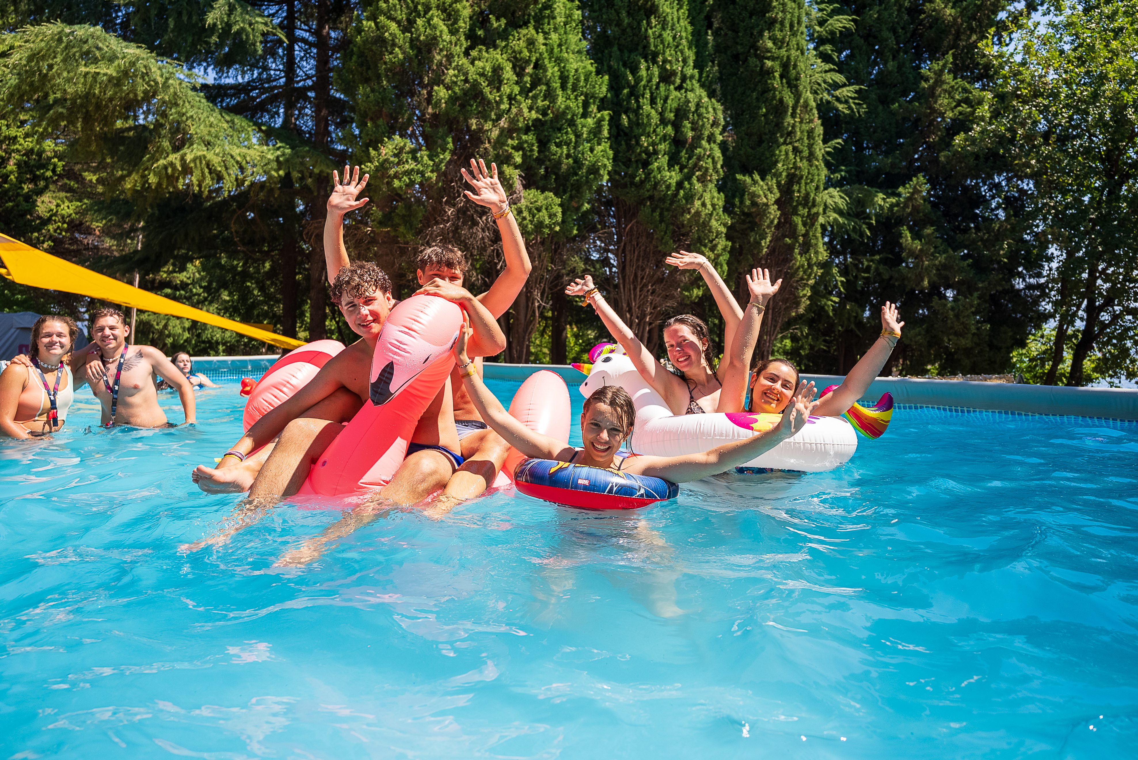 Gäste im Pool