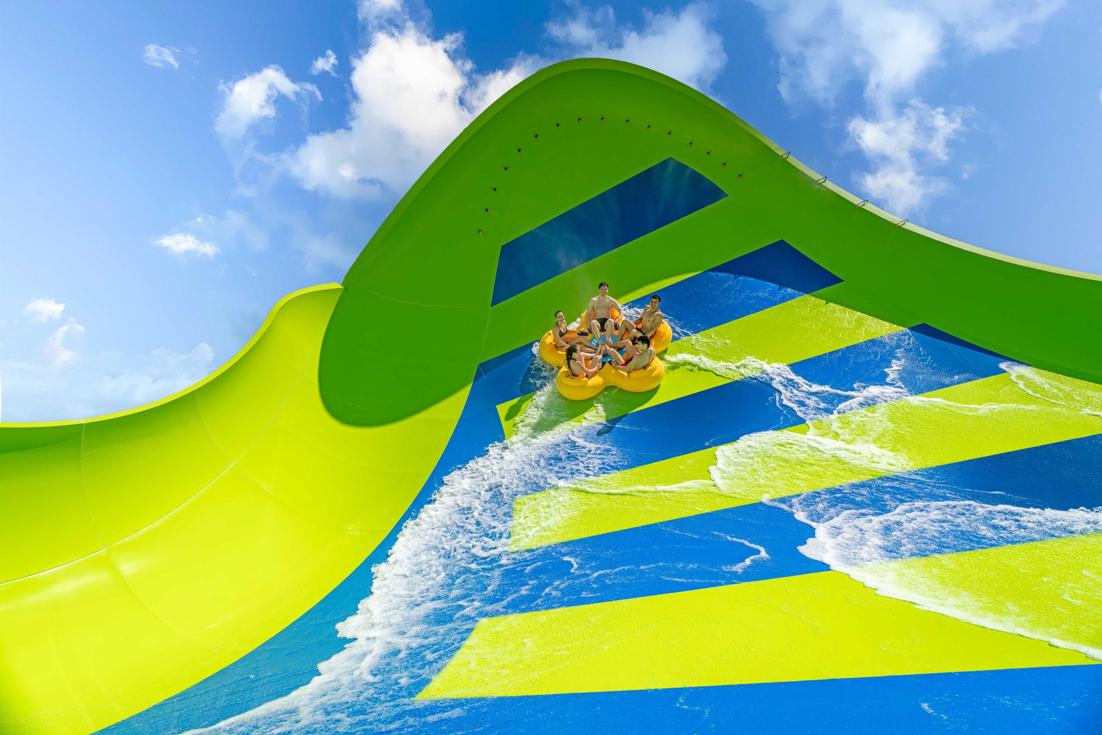 Gäste beim Rutschen im Waterword