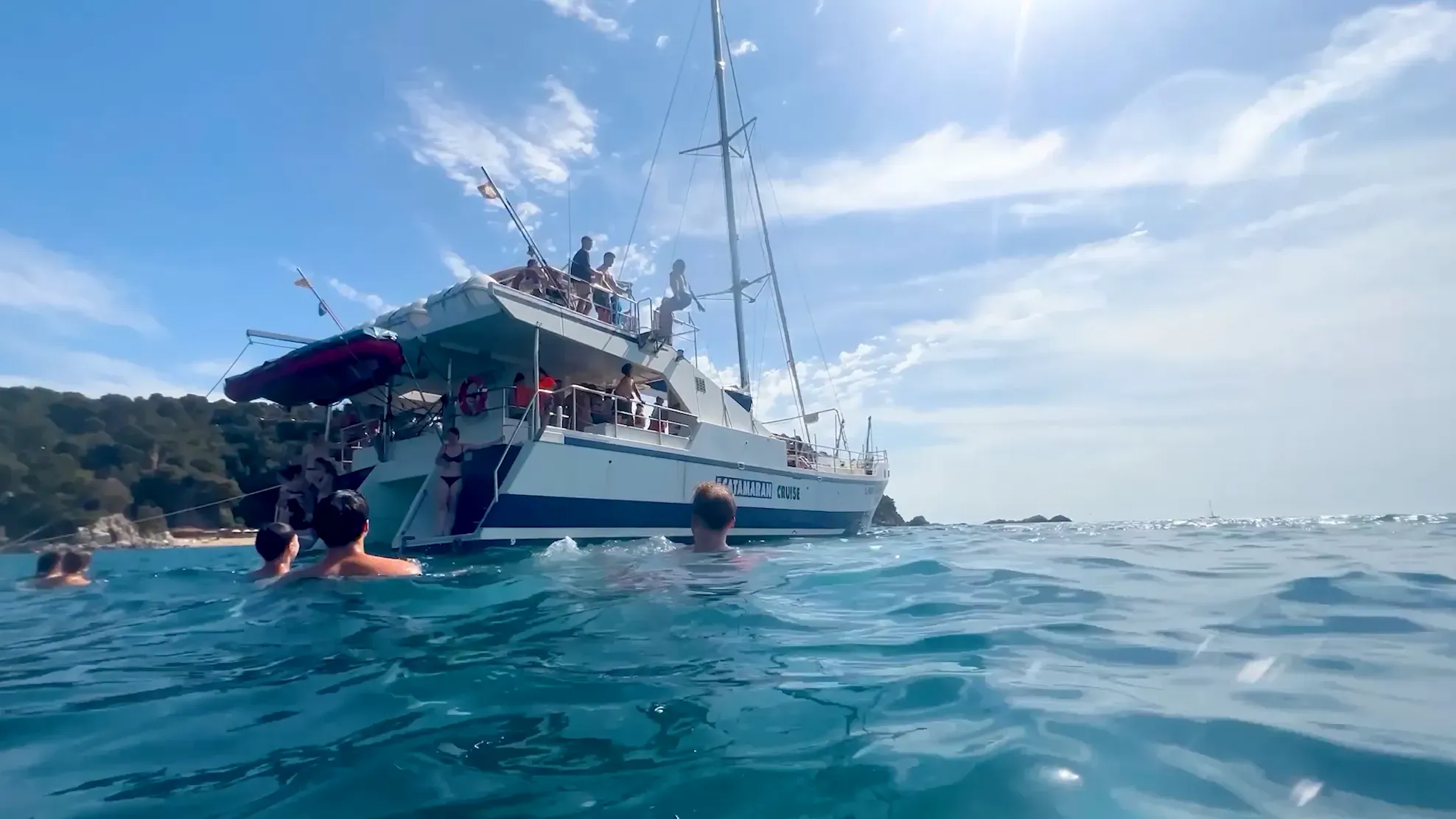 Jugendliche auf dem Catamaran Cruise