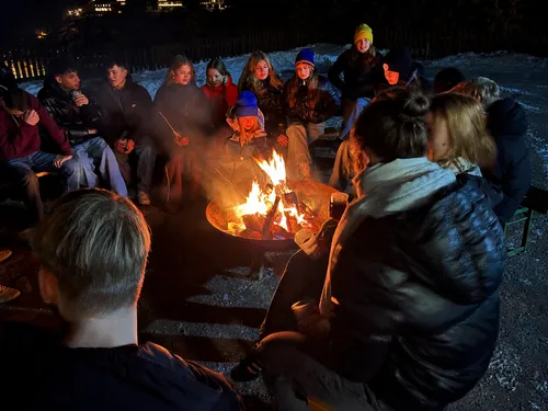 Lagerfeuerabend im Jugendgästehaus Sonnegg in Vorderglemm