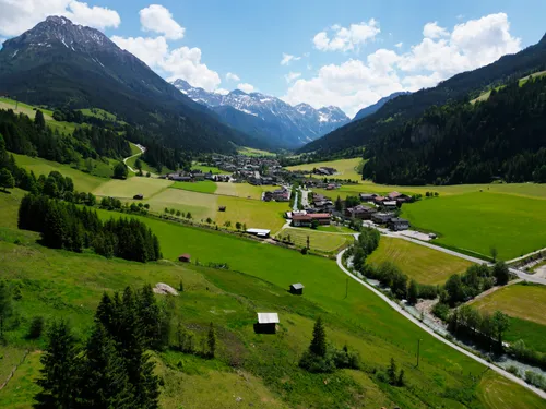 Das Dorf Kleinarl mitten in den Bergen Österreichs