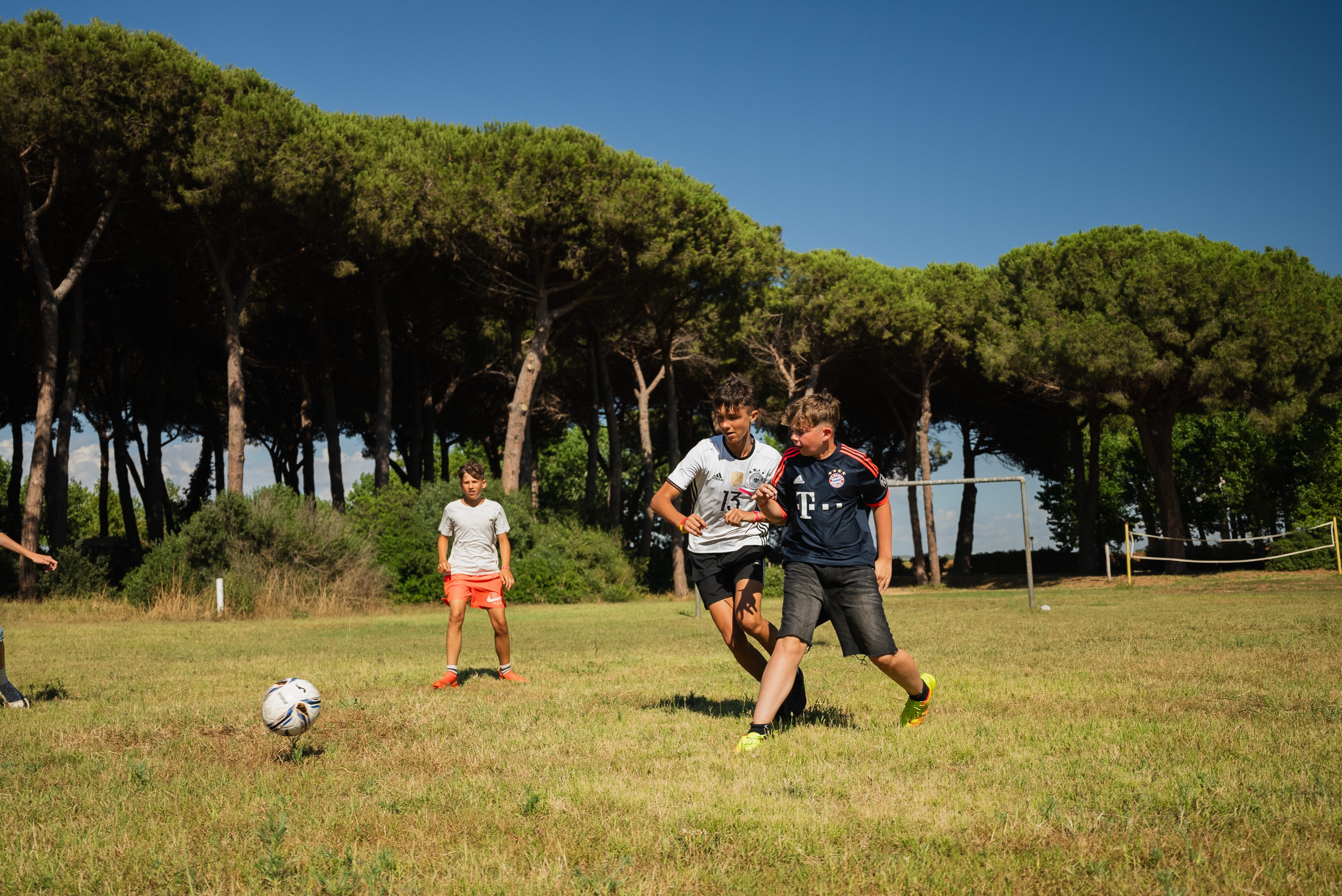 Jungs spielen Fußball