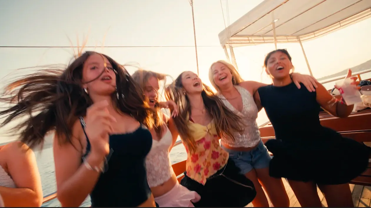Jugendliche beim Catamaran Sunset Cruise