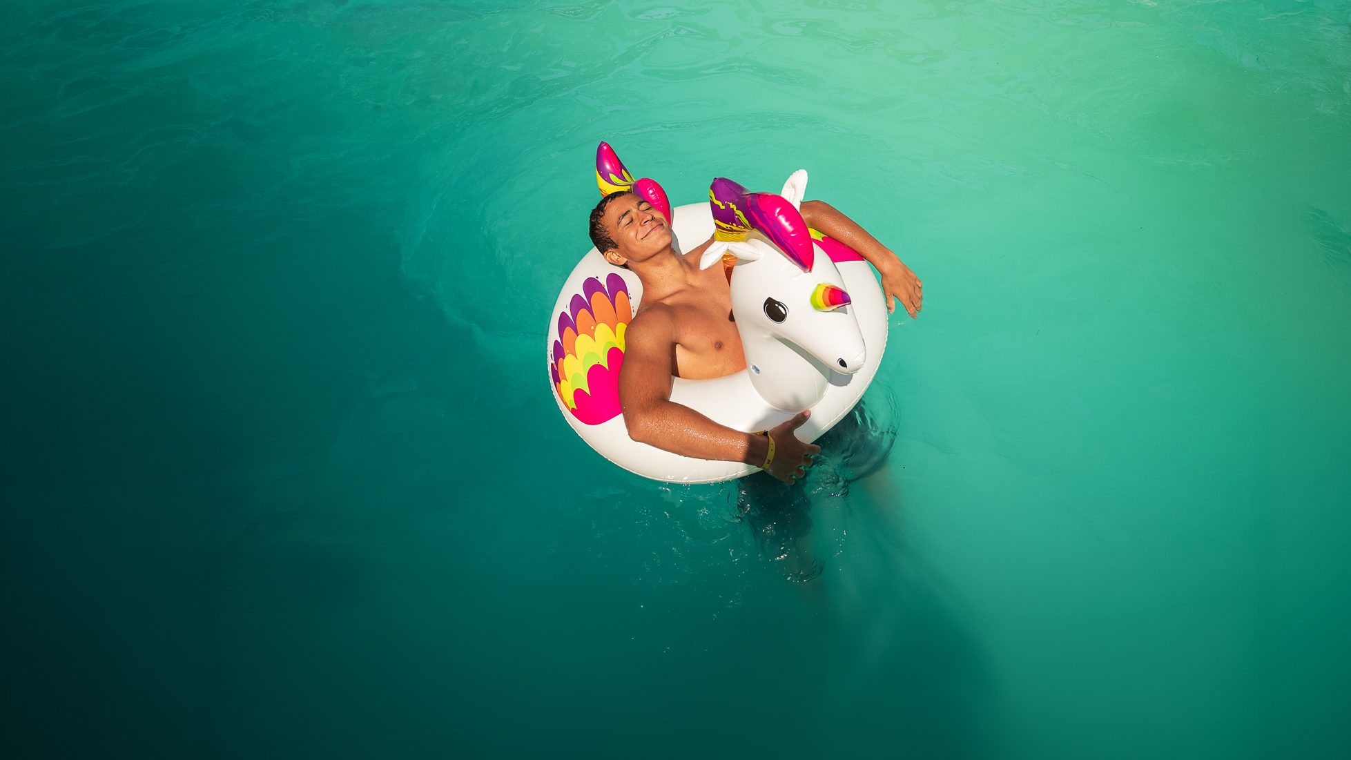 ruf Gast sonnst sich im Pool in einem Schwimmring