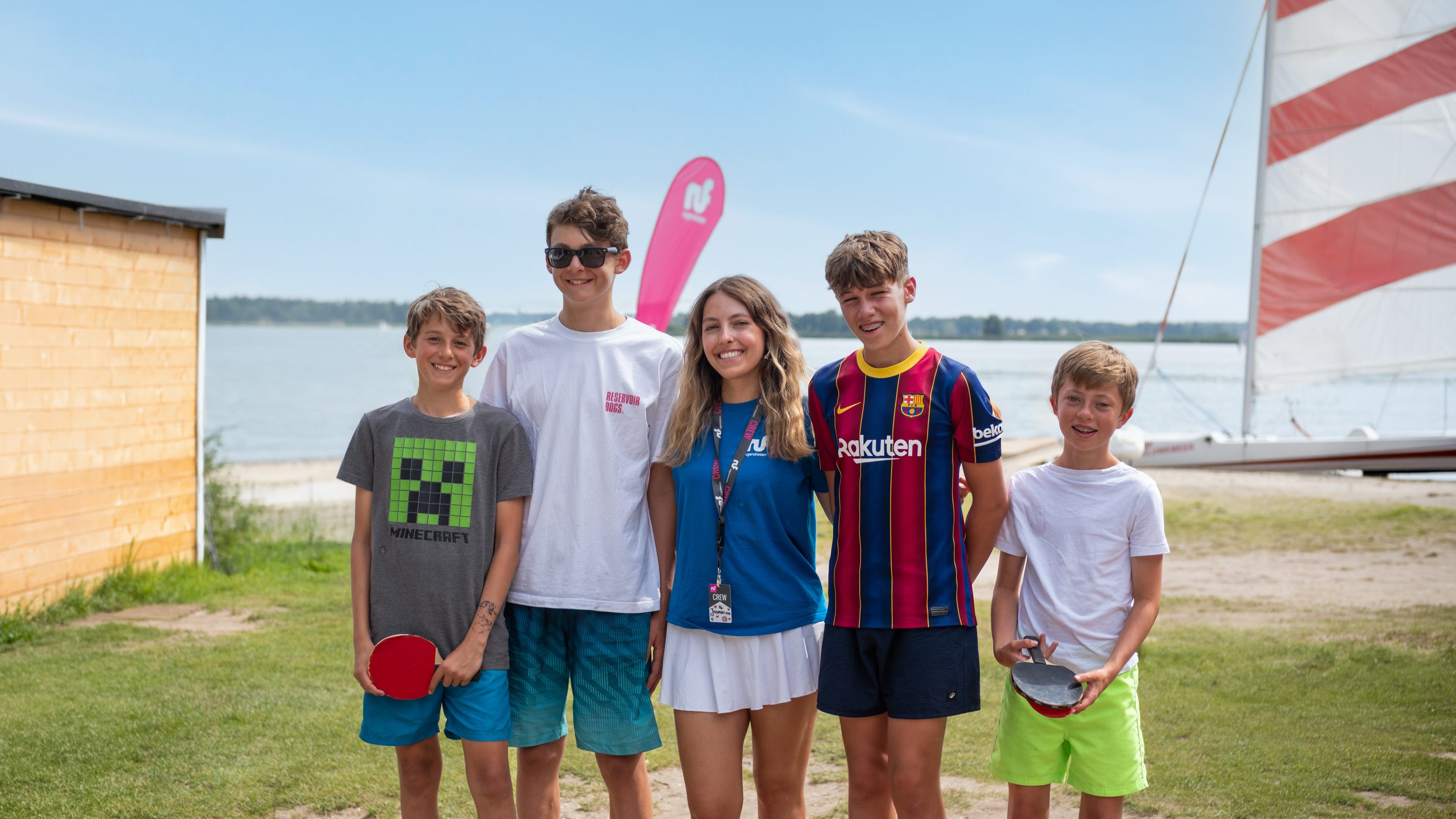 Gäste mit Teamerin im Camp mit Veluwemeer im Hintergrund