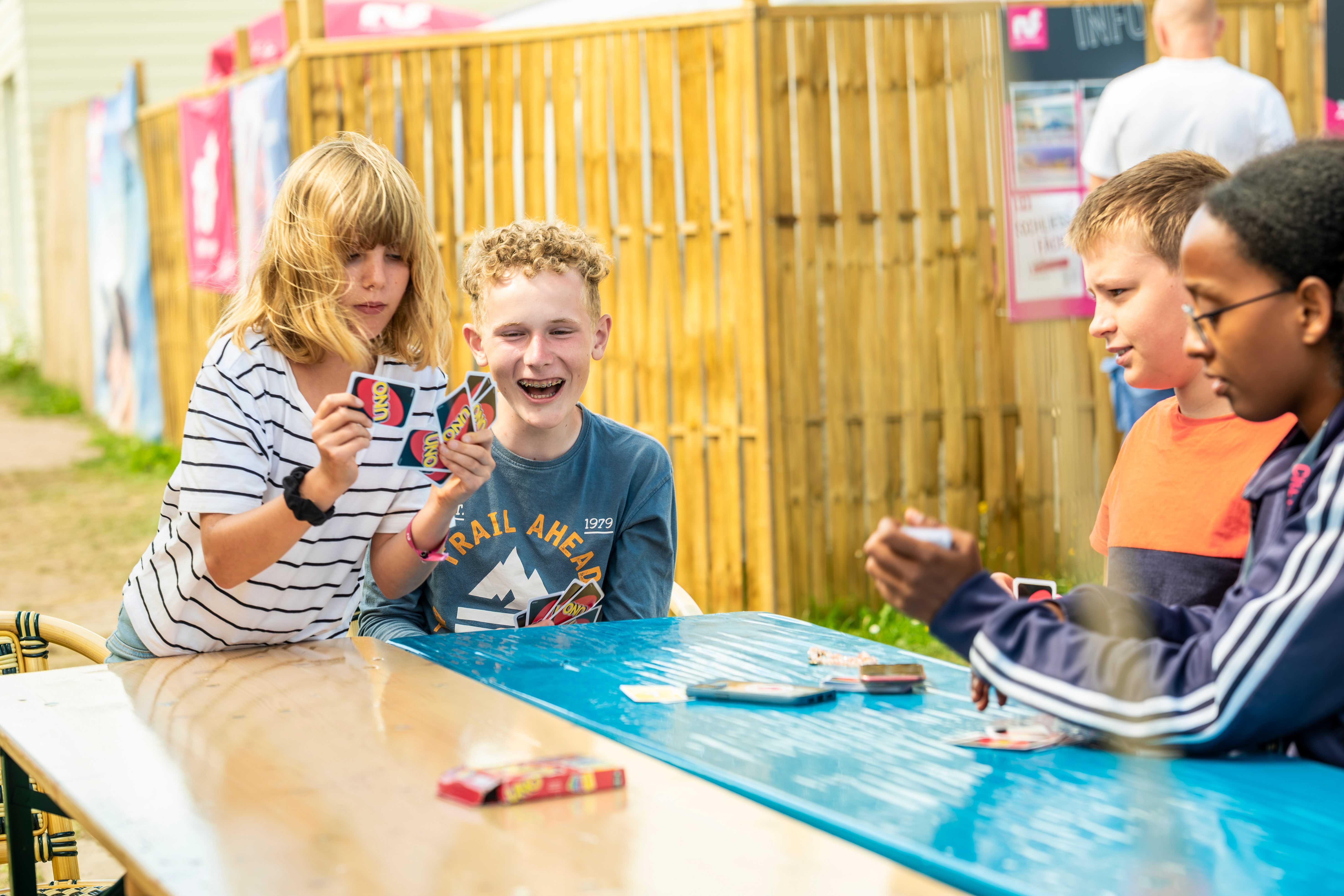  Gäste im Wangerland am Kartenspielen
