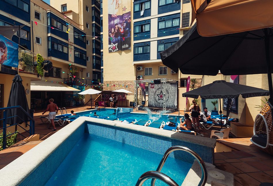 Gäste im Pool im Partyclub Caribe