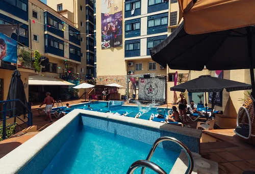 Gäste im Pool im Partyclub Caribe