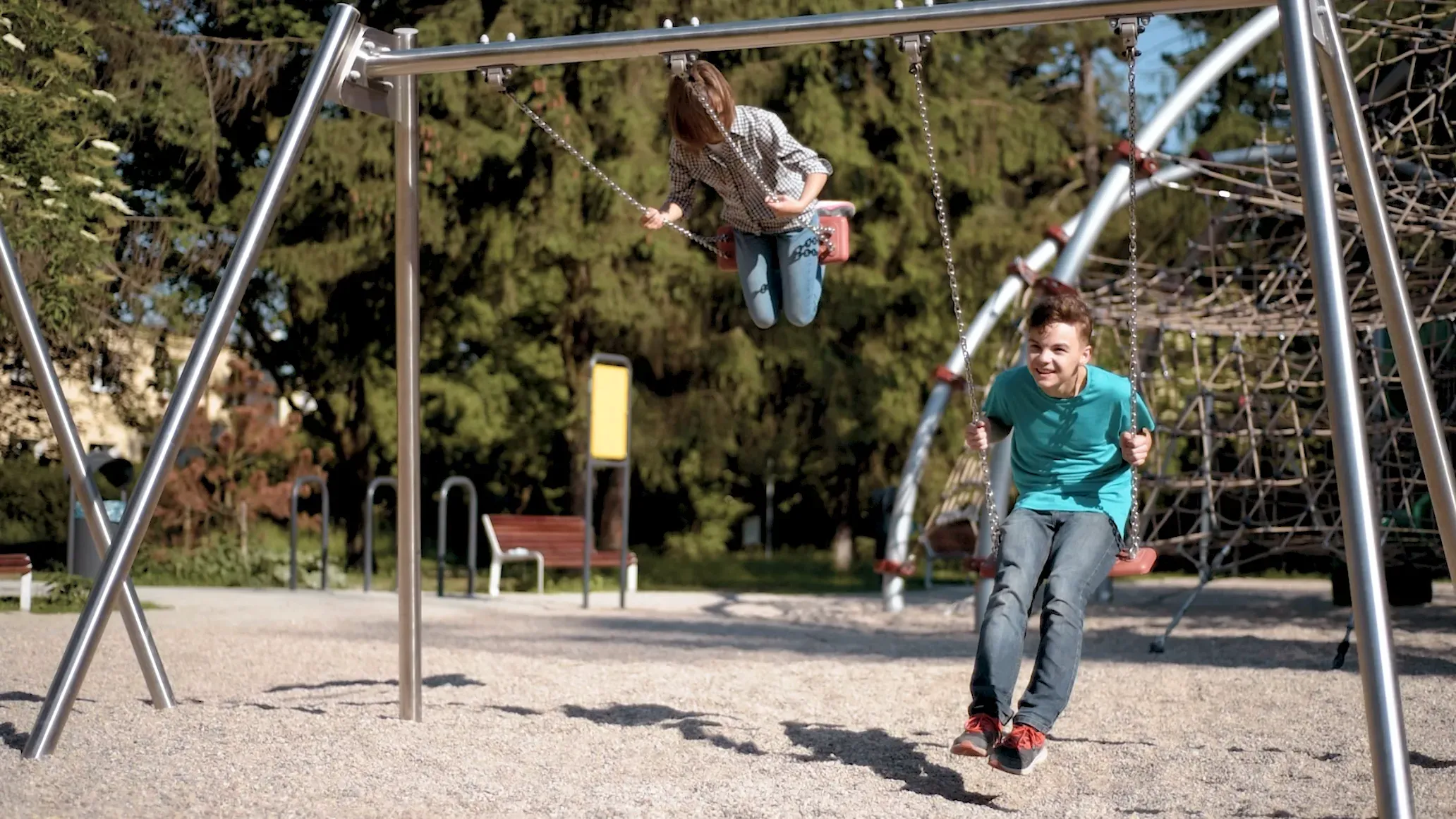 Kinder am schaukeln