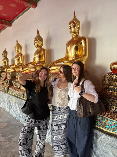 Tempel mit Reisegästen