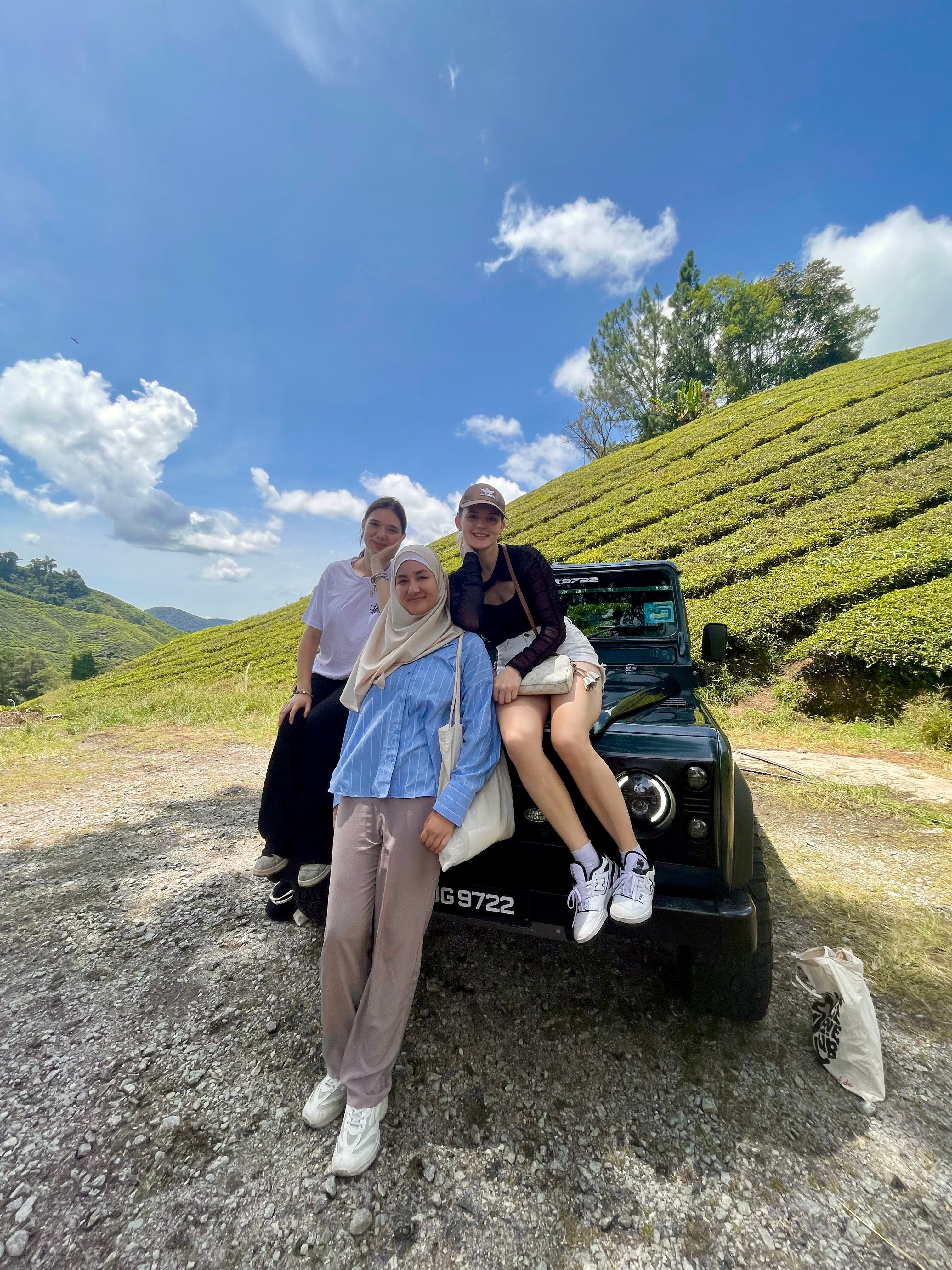 Mädchen auf Jeep 