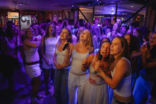 Singen in Karaoke Bar