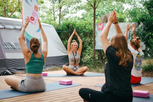 Personen machen Yoga