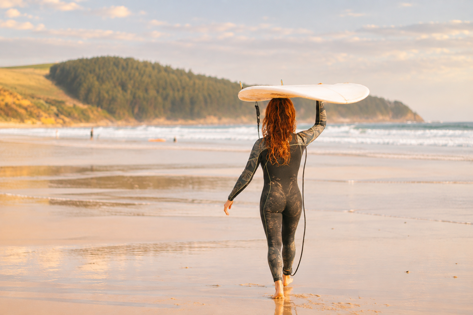 Mädchen trägt Surfboard
