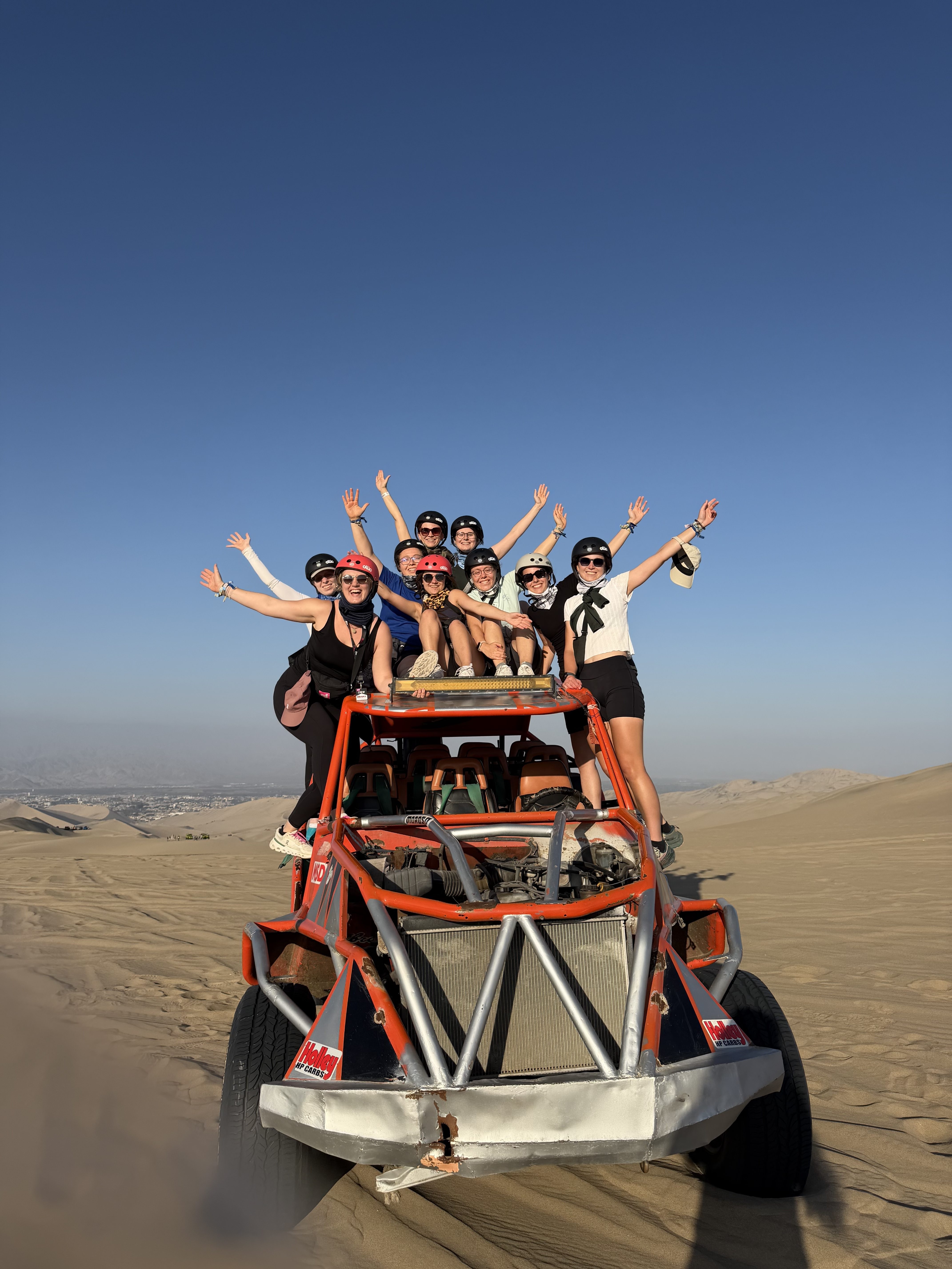 Gäste auf Sandbuggy in der Wüste 