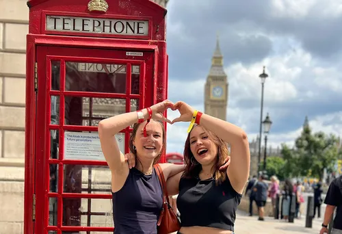 Gäste vor einer Telefonzelle und dem Big Ben
